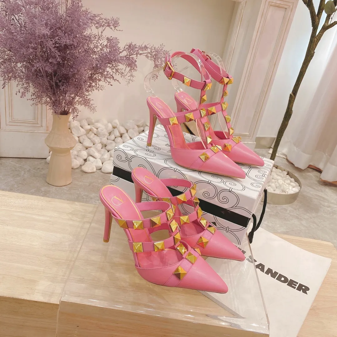 👟👟Ex-factory price 400👟👟 Genuine leather sole +40 (buckle style +10) Valentino Spring and summer new rivet shoes are new☑️ —————————————— The latest golden big rivet elements are full of high-end! Extremely fashionable Heel height: 9.5cm Upper: Matt sheepskin Lining: Sheepskin lining Outsole: Italian genuine leather outsole, rubber sole optional Color: Two styles with 8 colors available Code number: 34-41 (34 and 42 are custom-made and non-returnable) Buckle style: +10 Slippers style: